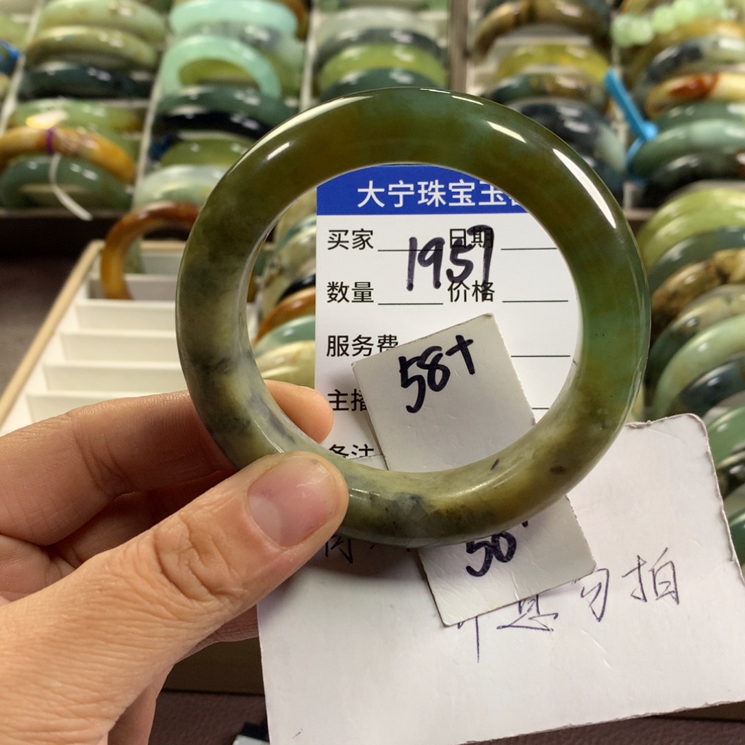 蛇纹石玉未镶嵌手镯1957