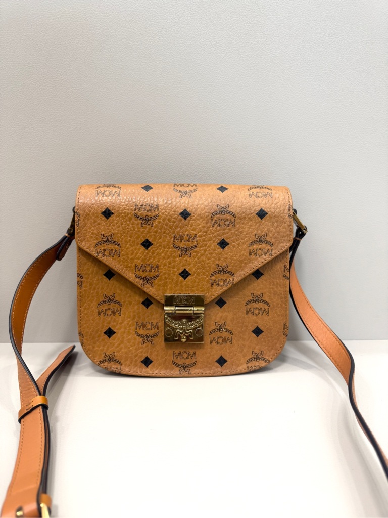 95新 MCM Mcm 经典款焦糖色马鞍邮差包 M4945