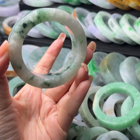 定制翡翠未镶嵌翡翠手镯