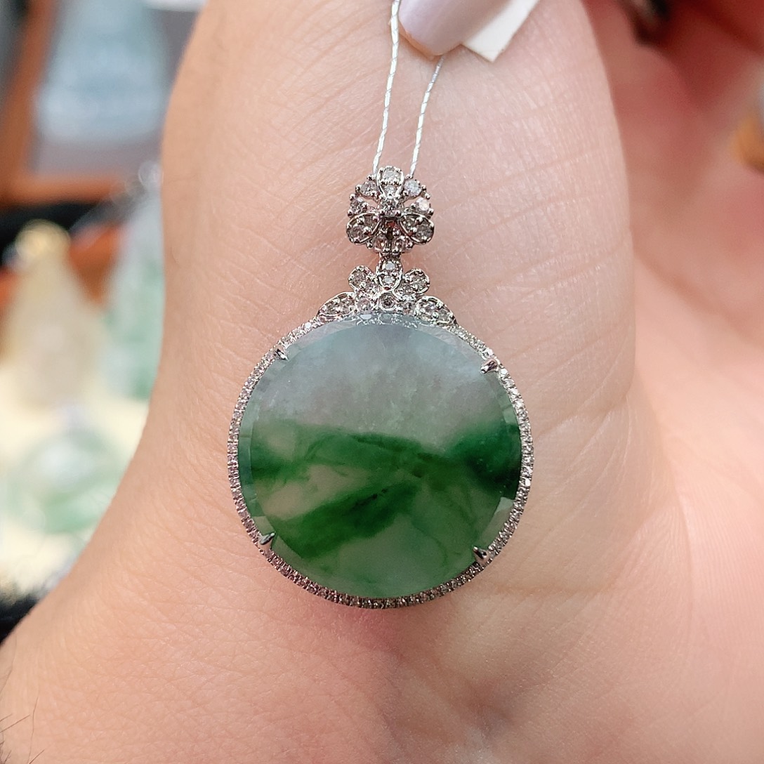 颈饰18K金镶嵌翡翠圆牌