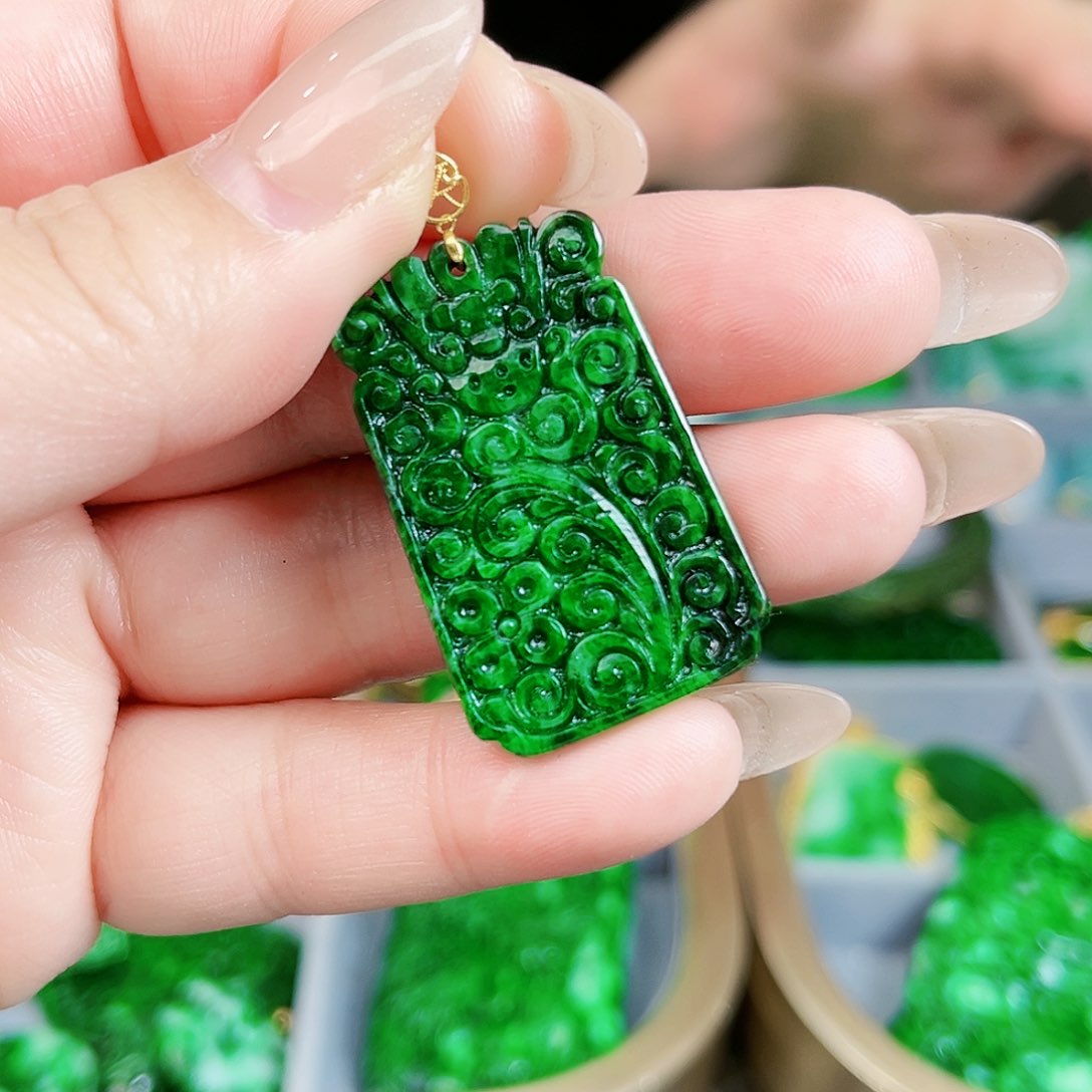 翡翠颈饰18K金镶嵌吊坠