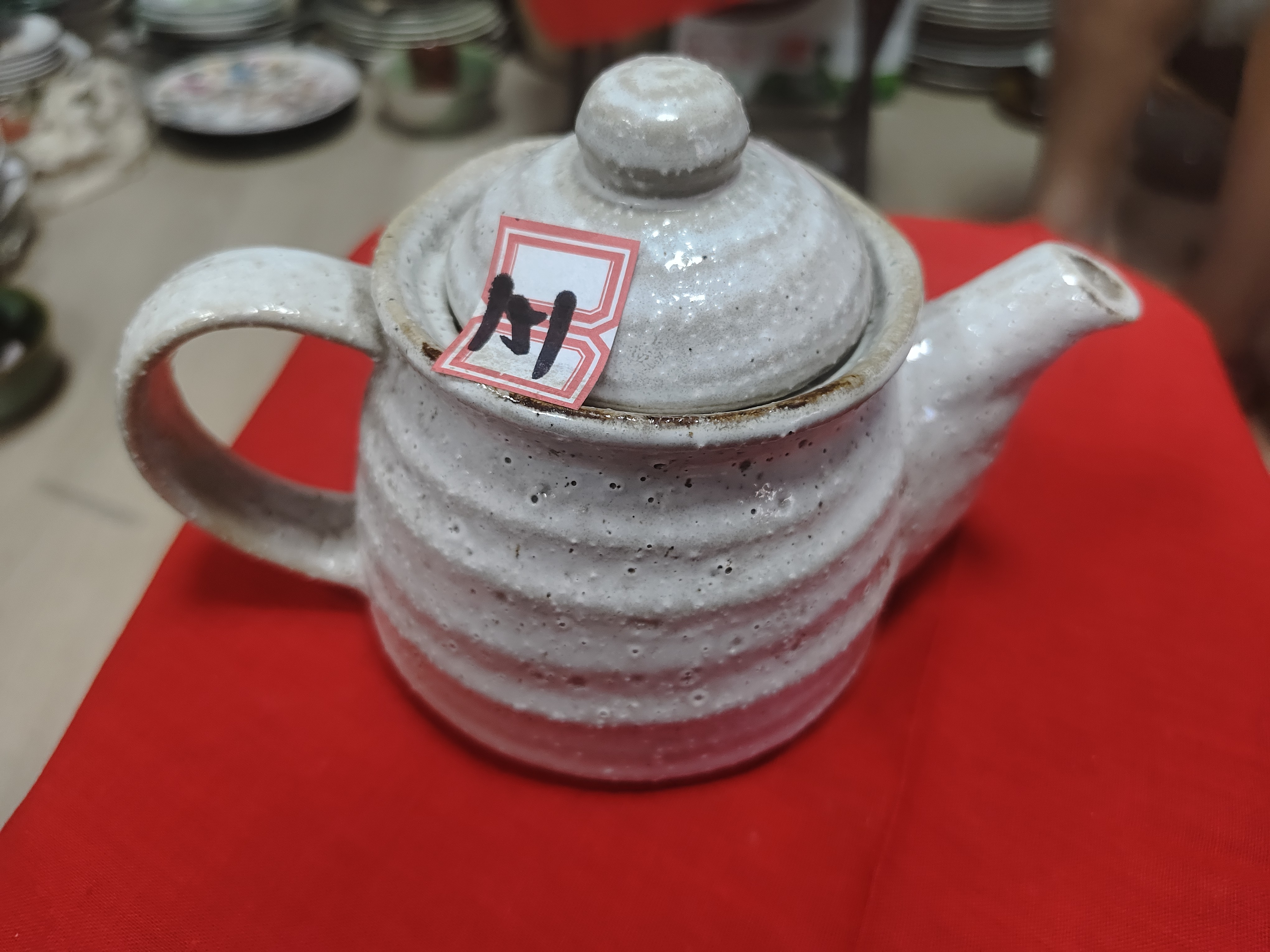 瓷片粉影壶一把，轻微缩釉