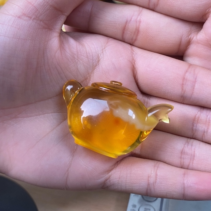 琥珀裸石未镶嵌雕刻件