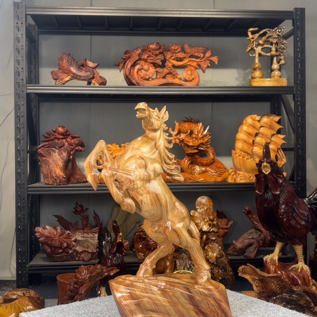 鸿***木香樟木立马桌面摆件