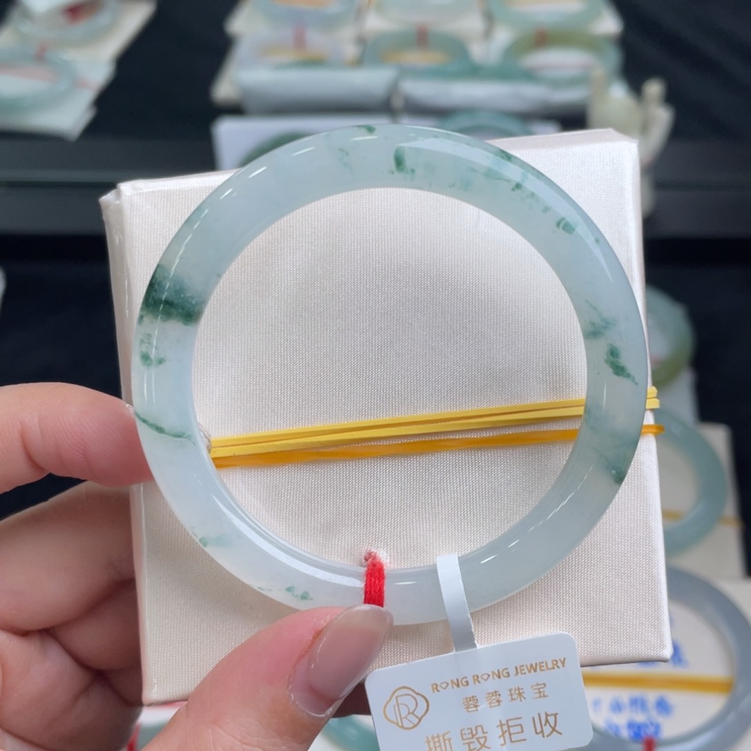 翡翠手镯未镶嵌翡翠