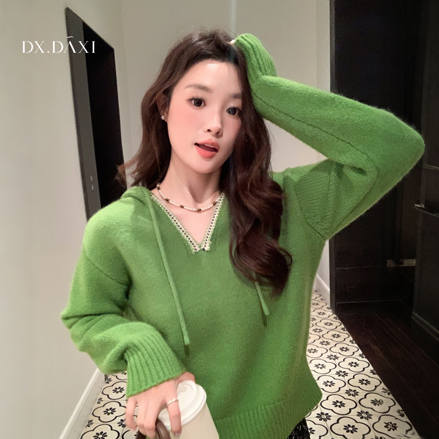代大喜【氧气森林】慵懒风长袖V领连帽针织衫女2025秋时尚百搭上衣