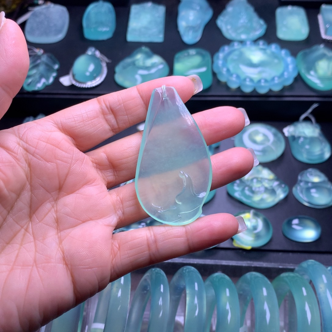 蛇纹石玉吊坠未镶嵌