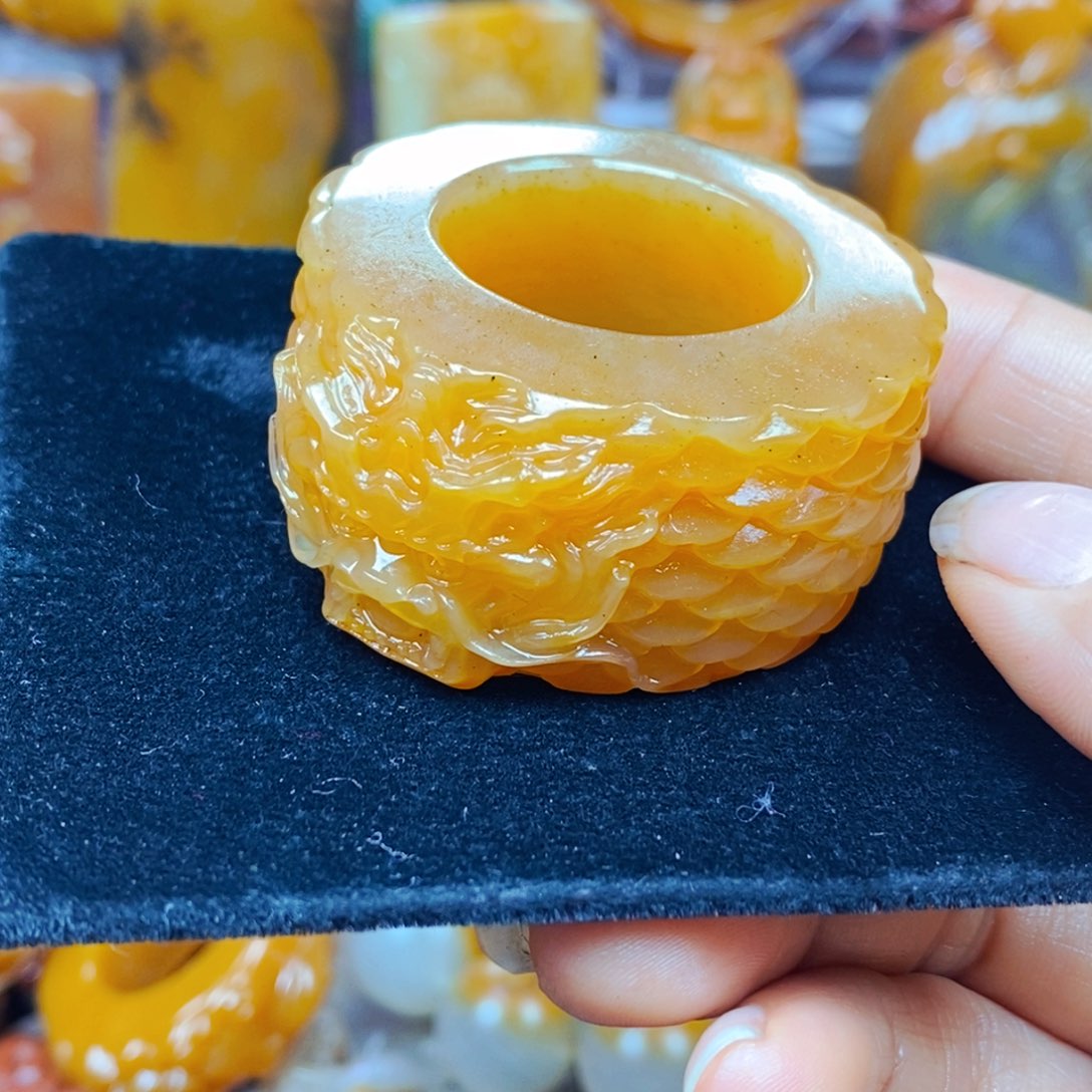 未镶嵌石英质玉（黄龙玉）颈饰