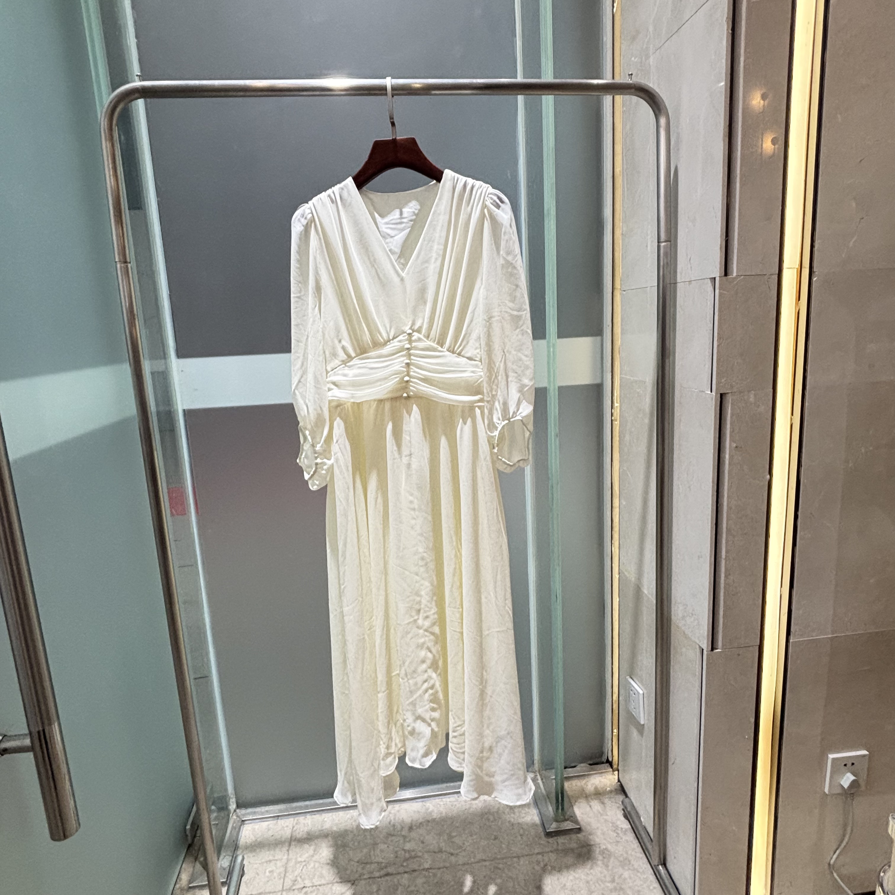 2025夏新款法式时尚优雅收褶排扣v领气质收腰显瘦下摆不规则长裙