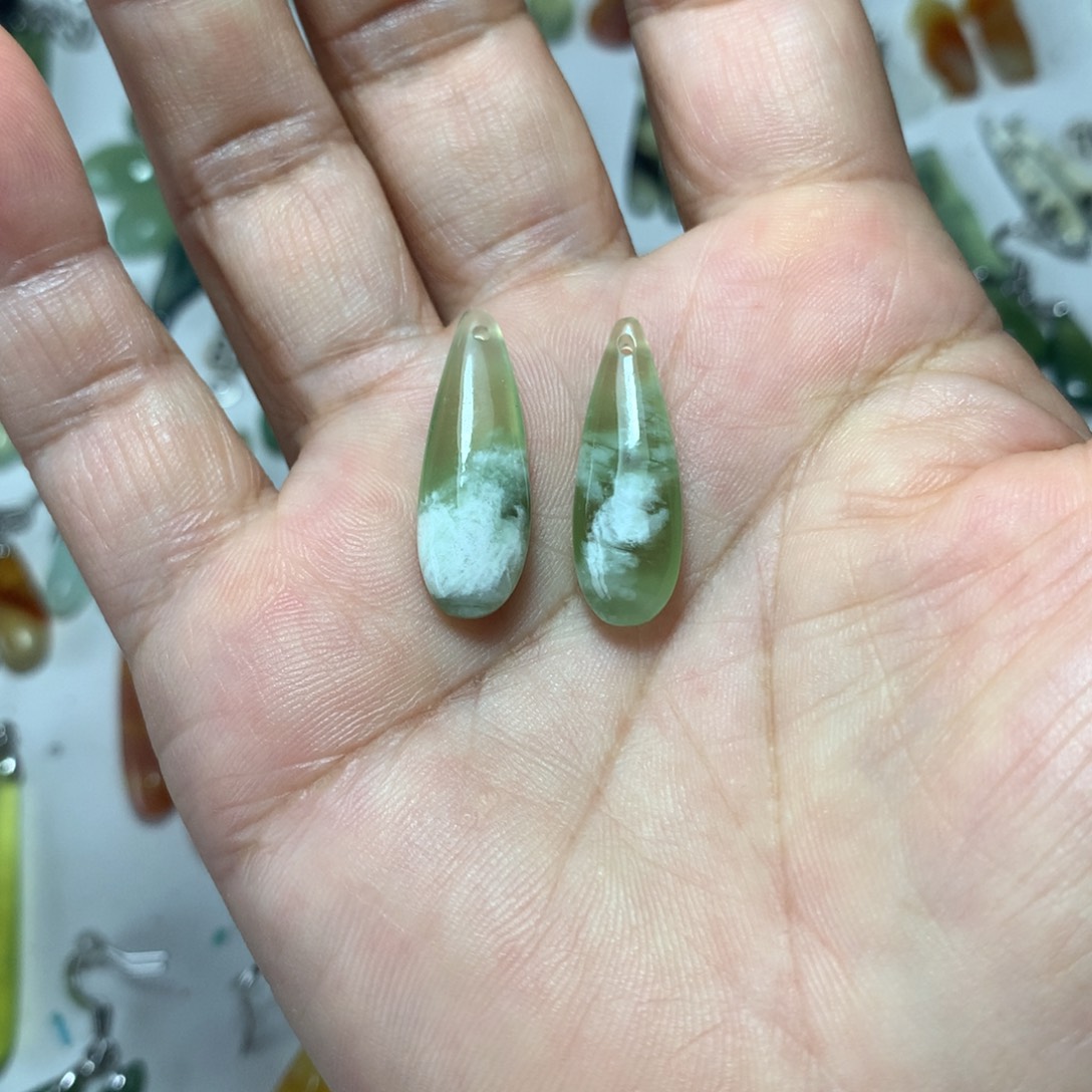 蛇纹石玉未镶嵌耳环