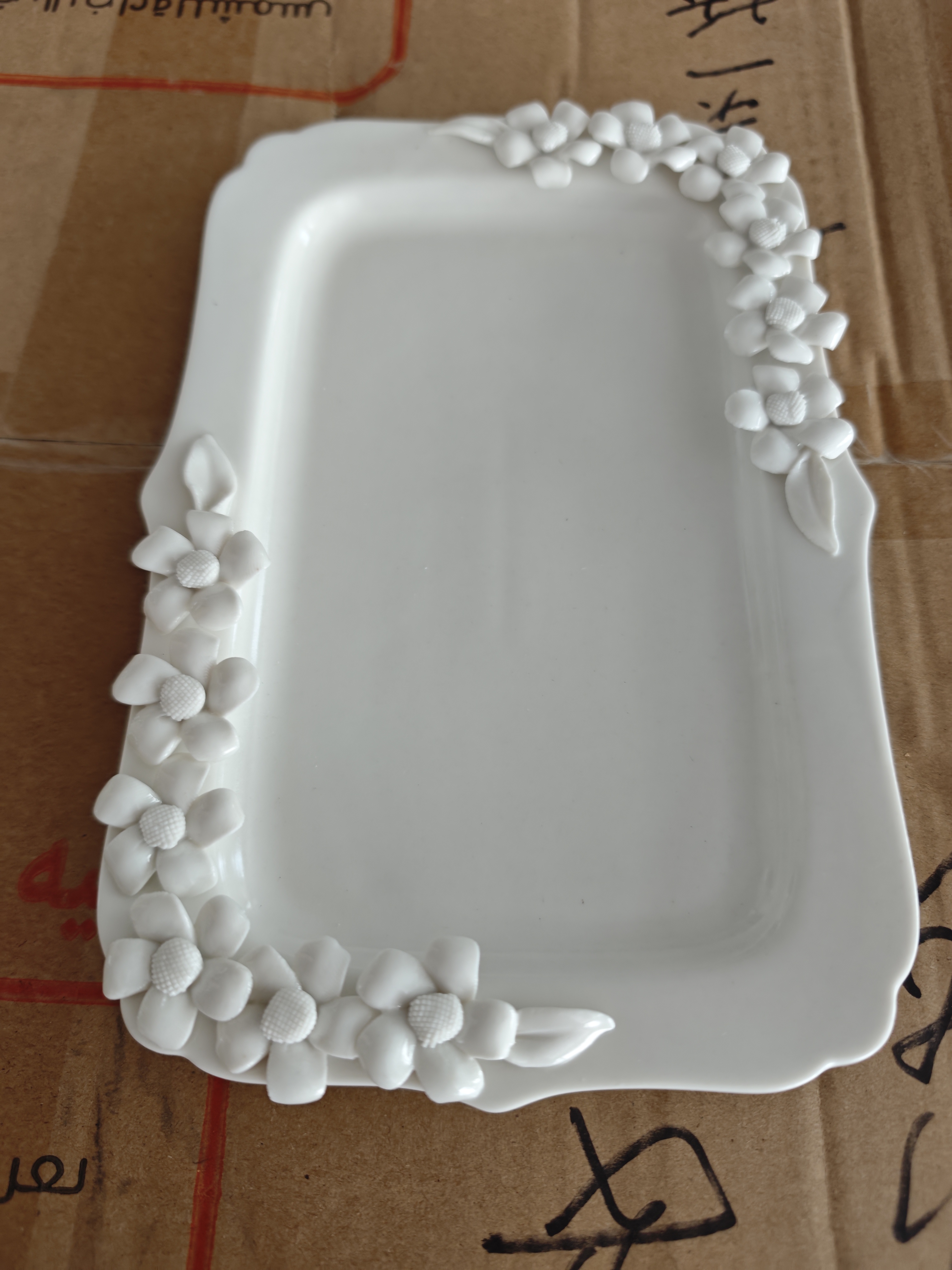 长方雏菊捏花22厘米盘子