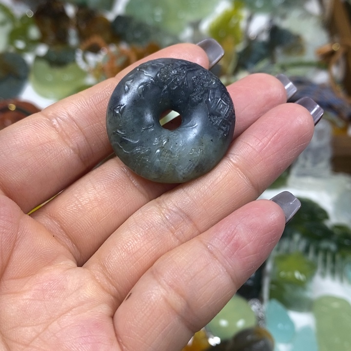 未镶嵌蛇纹石玉吊坠