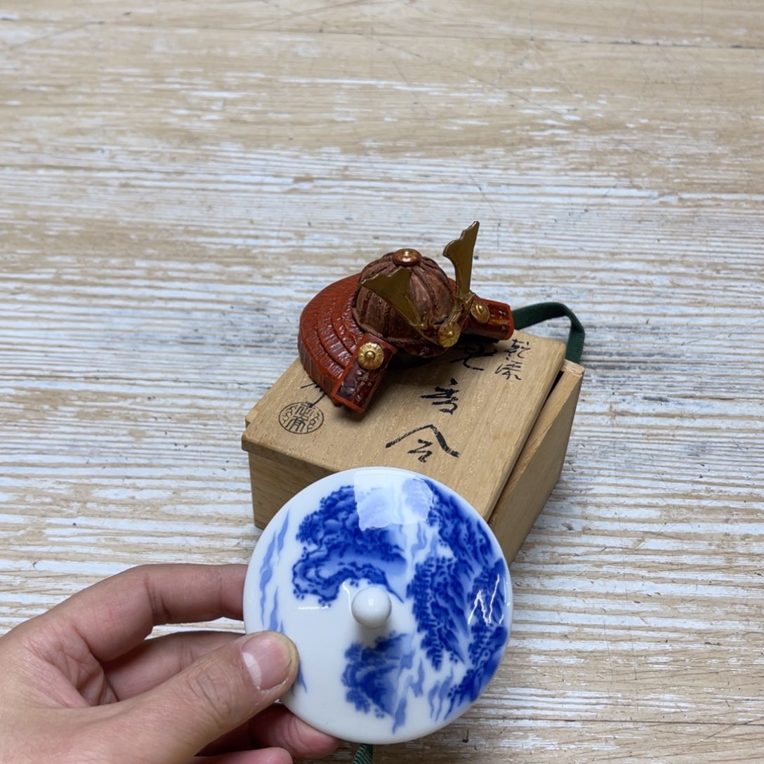 瓷片密密麻麻地排列着一个