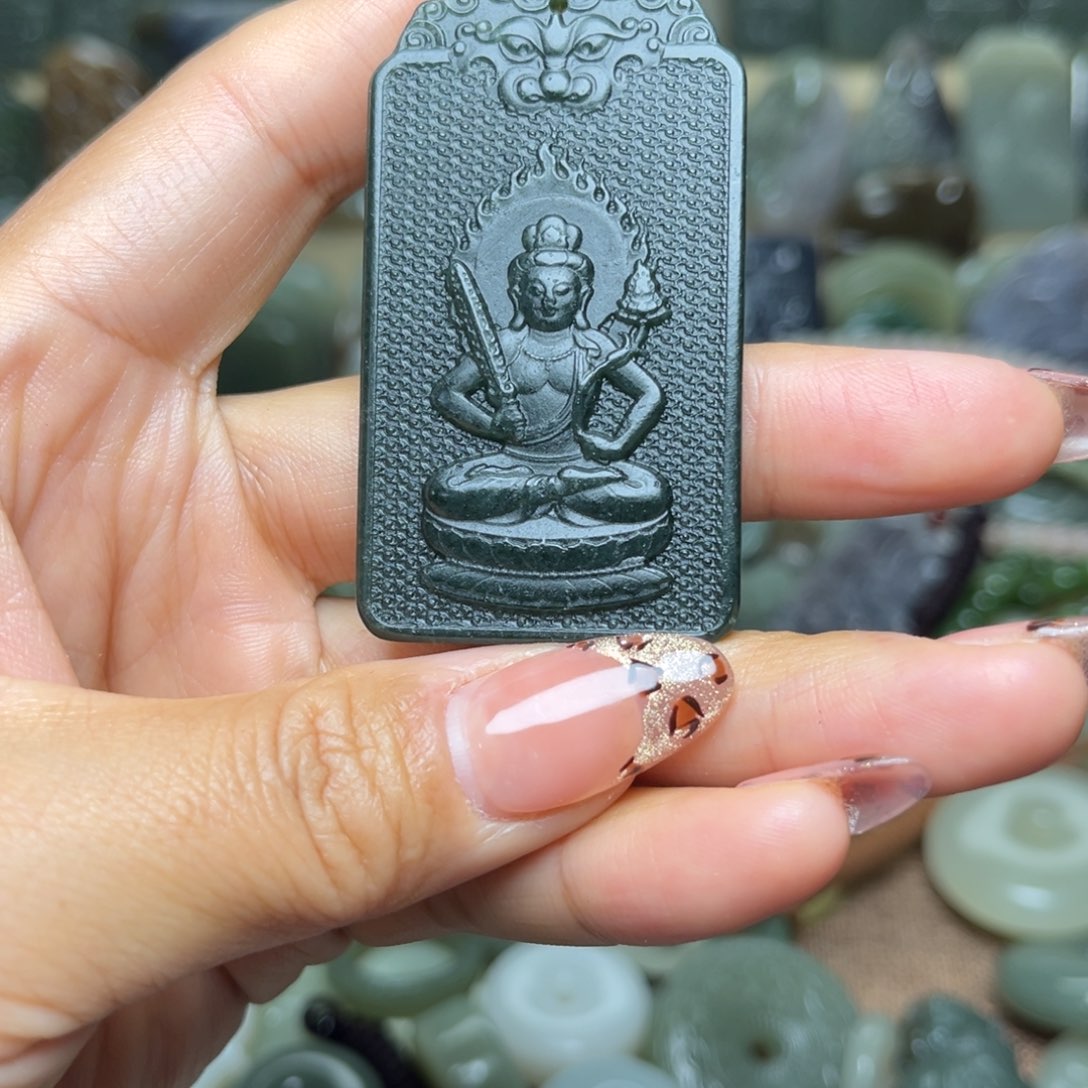 和田玉颈饰未镶嵌背面雕刻老虎