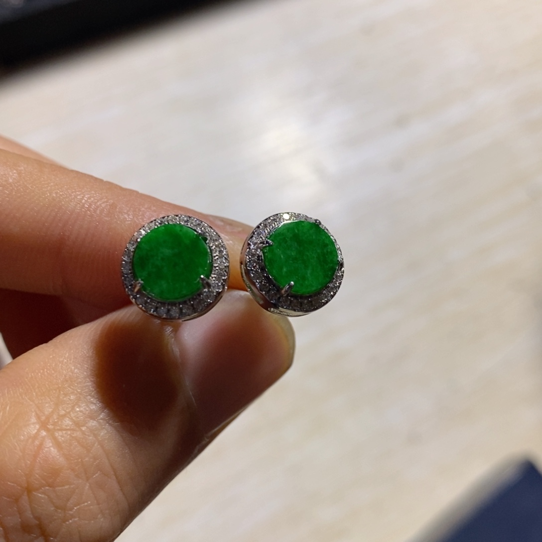 翡翠耳饰银S925镶嵌辣绿圆牌耳钉