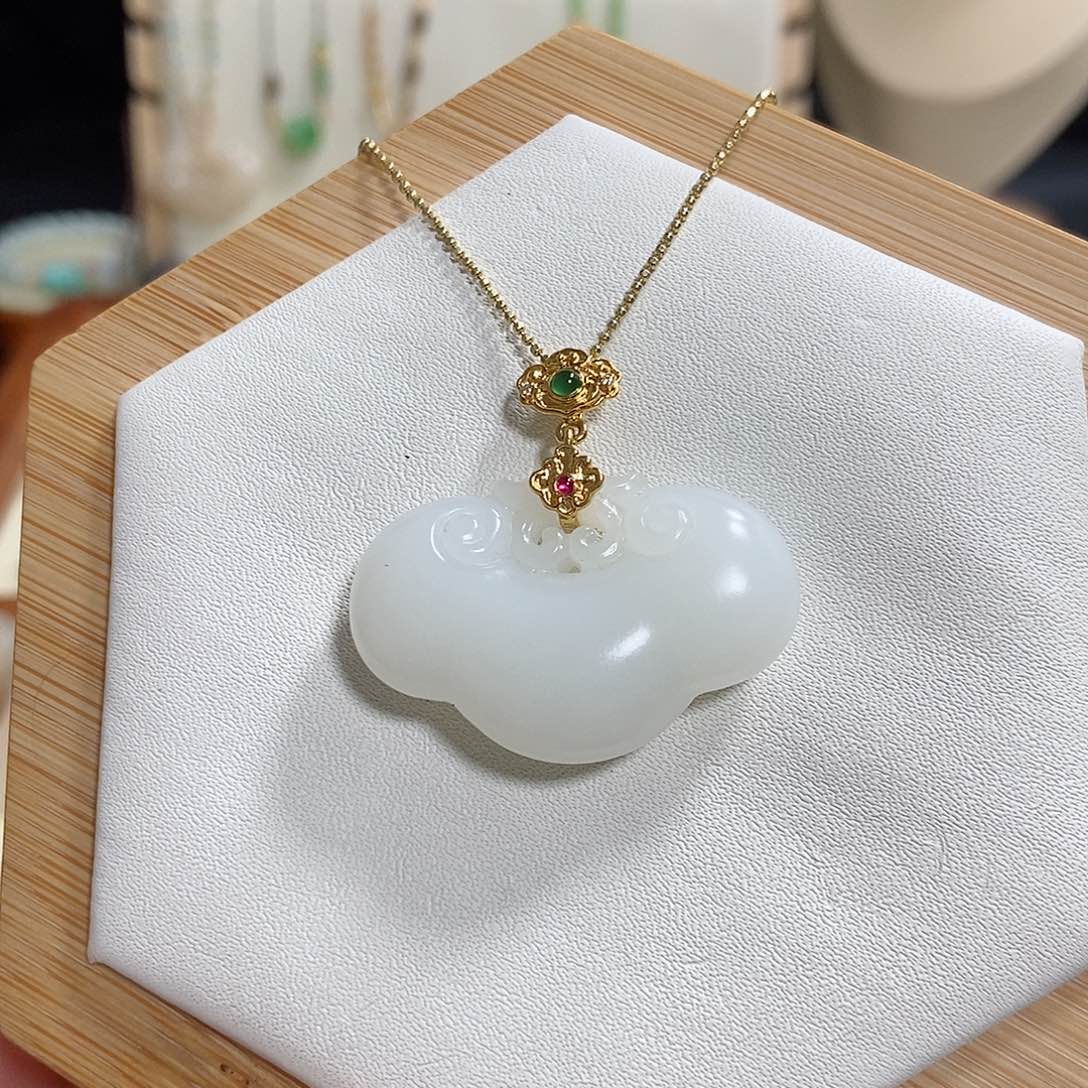 和田玉吊坠(赠链)18K金镶嵌