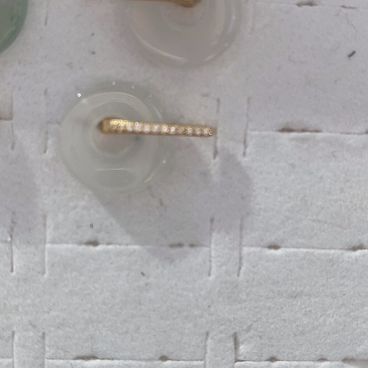 石英质玉（非洲翠）未镶嵌耳钉