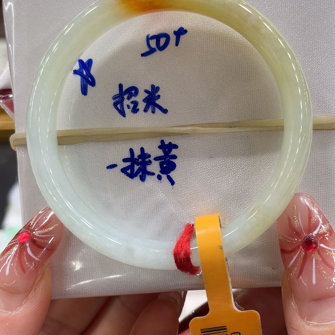 翡翠手镯未镶嵌翡翠手镯