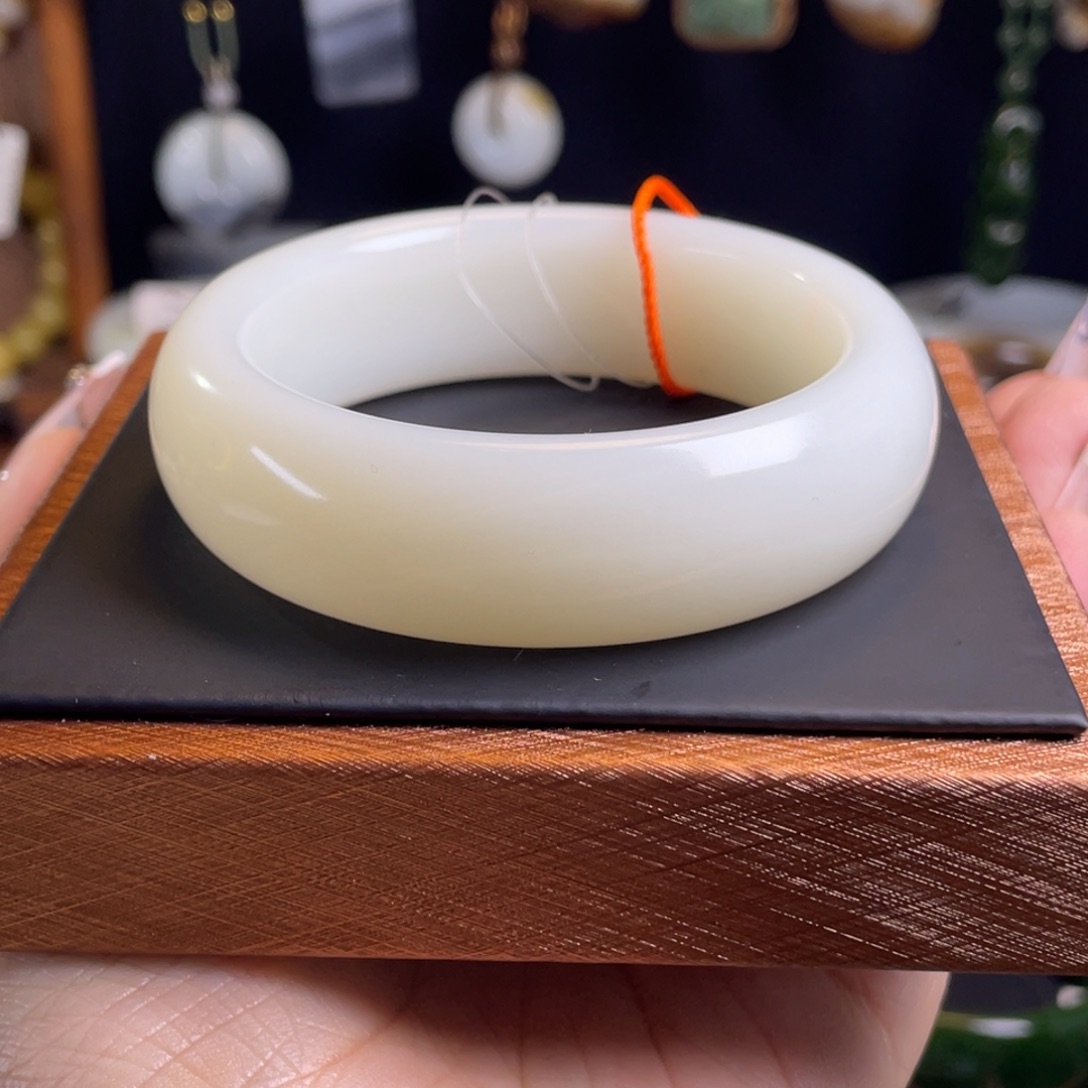 多***糖和田玉未镶嵌手镯