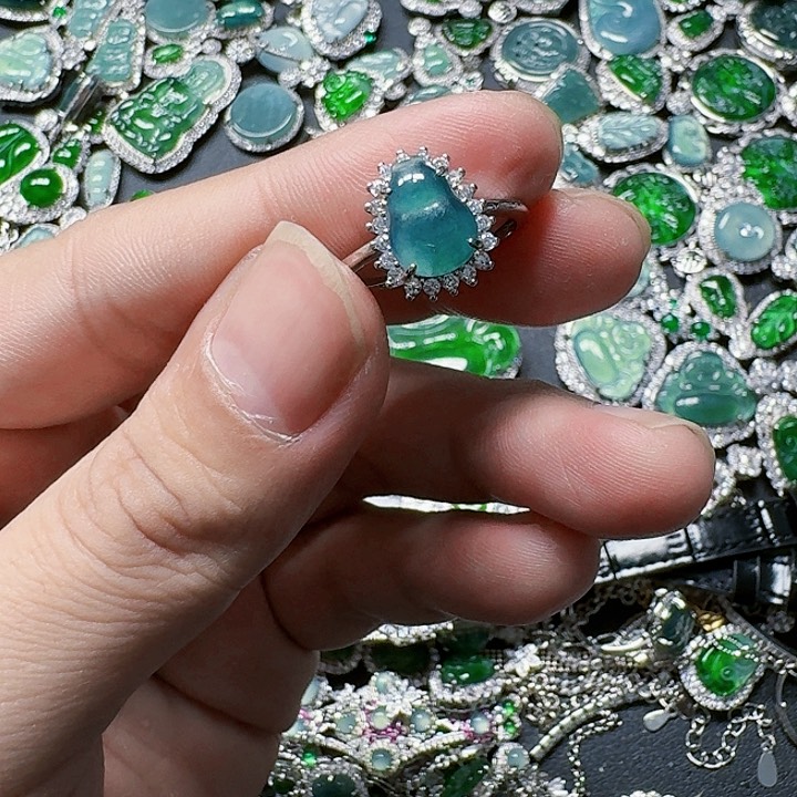 翡翠颈饰未镶嵌天然A货翡翠放漏