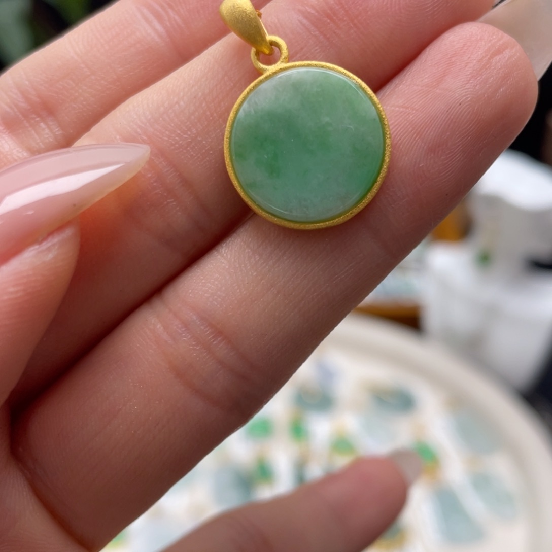 翡翠18K金镶嵌颈饰