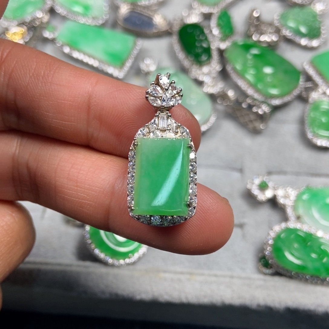 翡翠颈饰未镶嵌无事牌