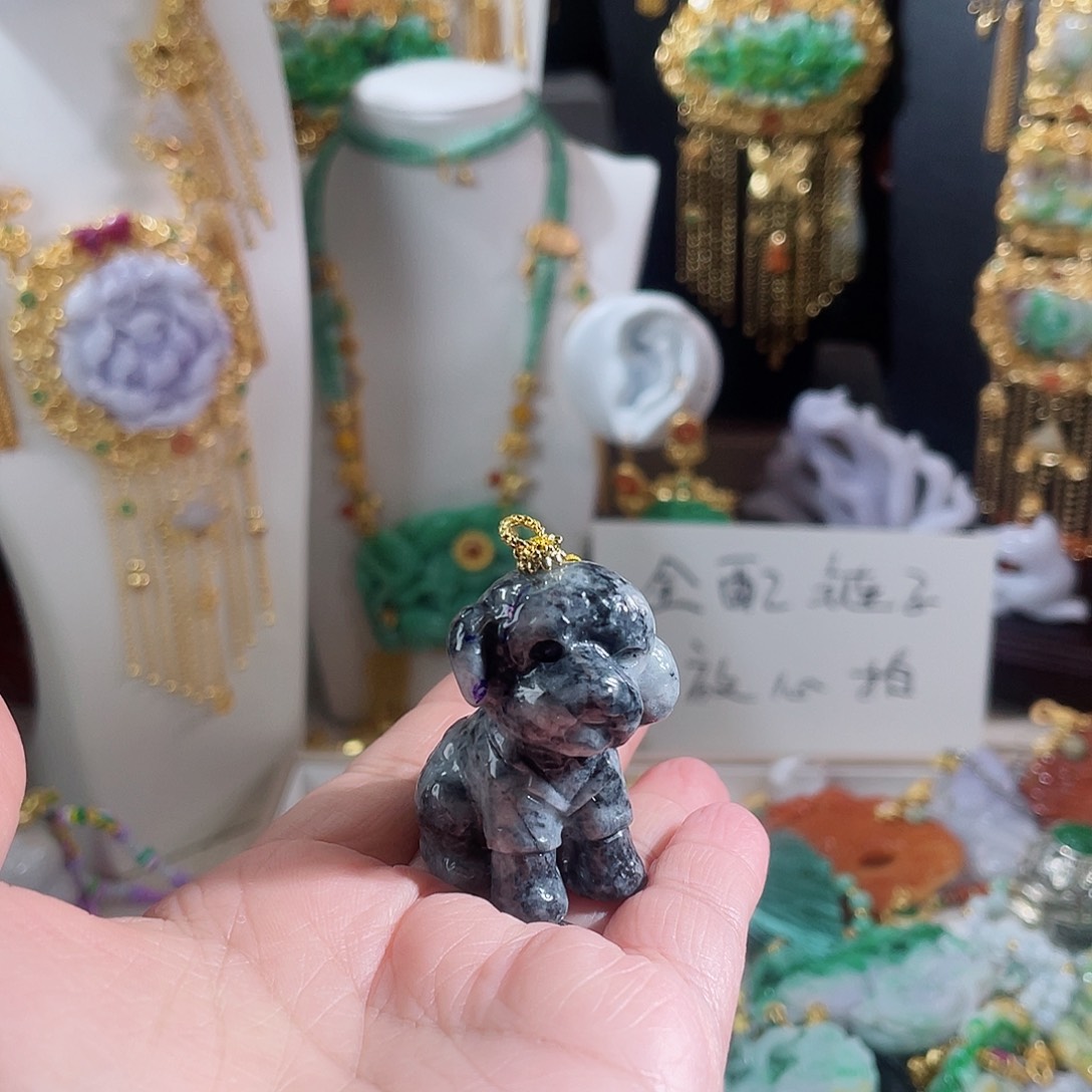 翡翠颈饰未镶嵌卢**儿翡翠泰迪狗