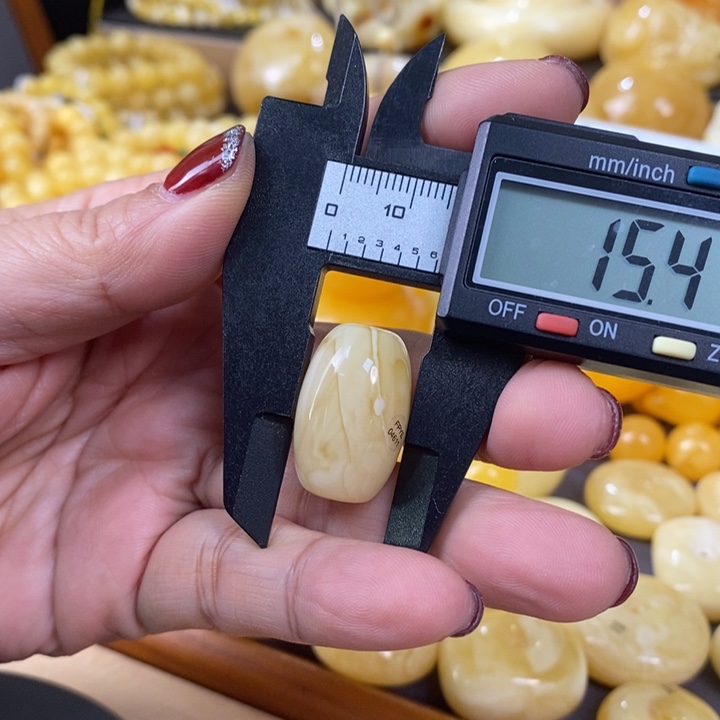 琥珀颈饰未镶嵌桶珠