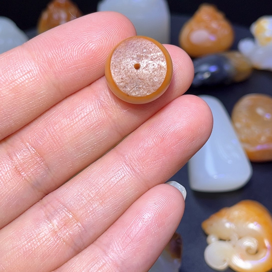 和田玉未镶嵌颈饰三****堡