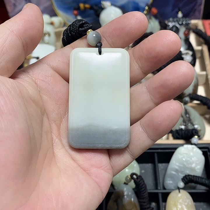 顺***水和田玉未镶嵌颈饰