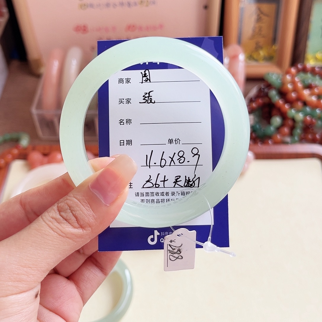 张***এ石英质玉未镶嵌手镯