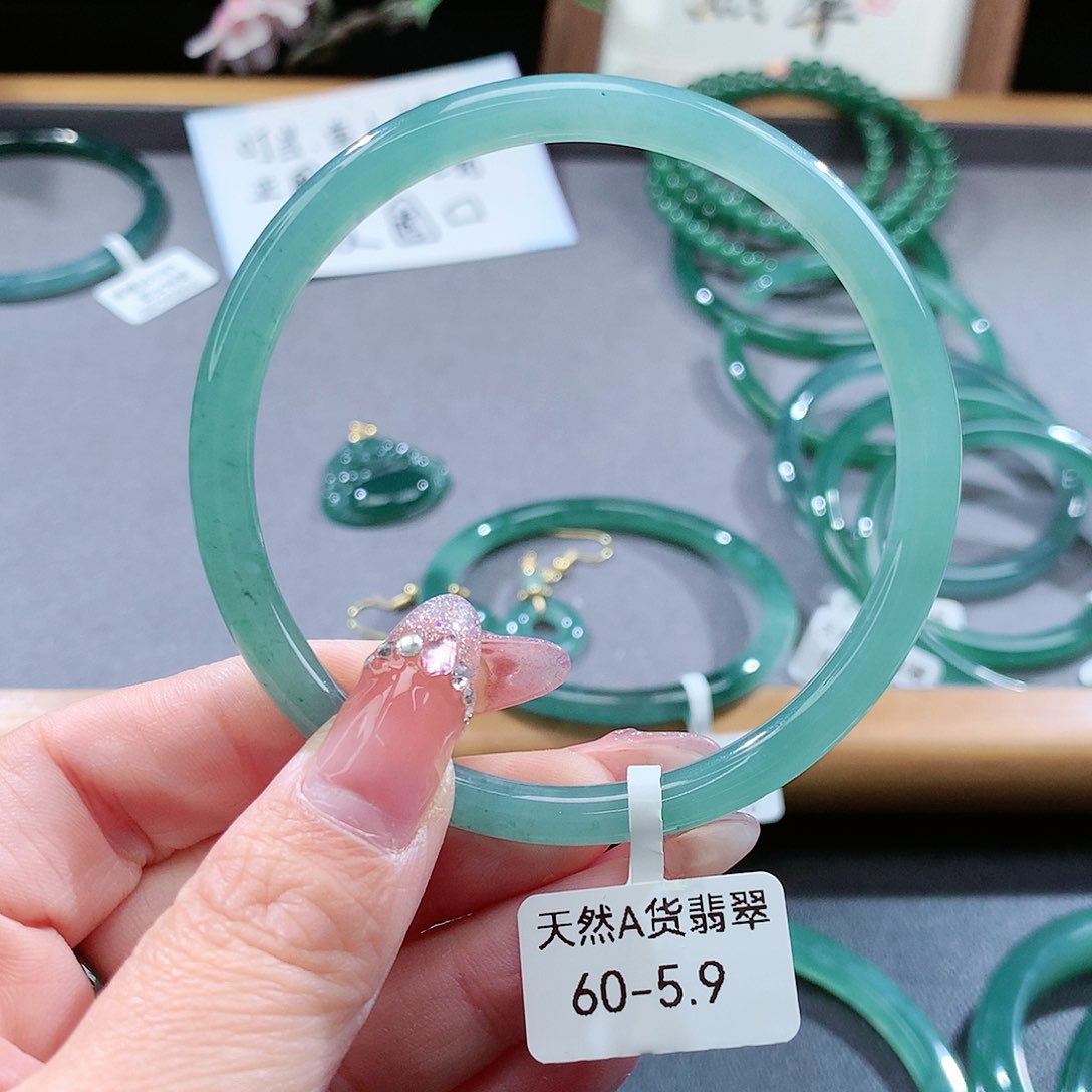 翡翠手镯（圆镯）未镶嵌宁**远