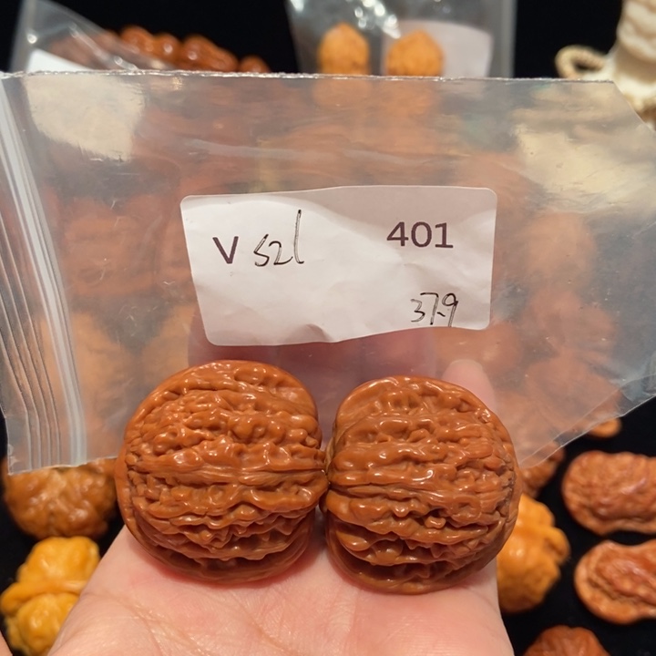 文玩核桃把件w**e37四座楼