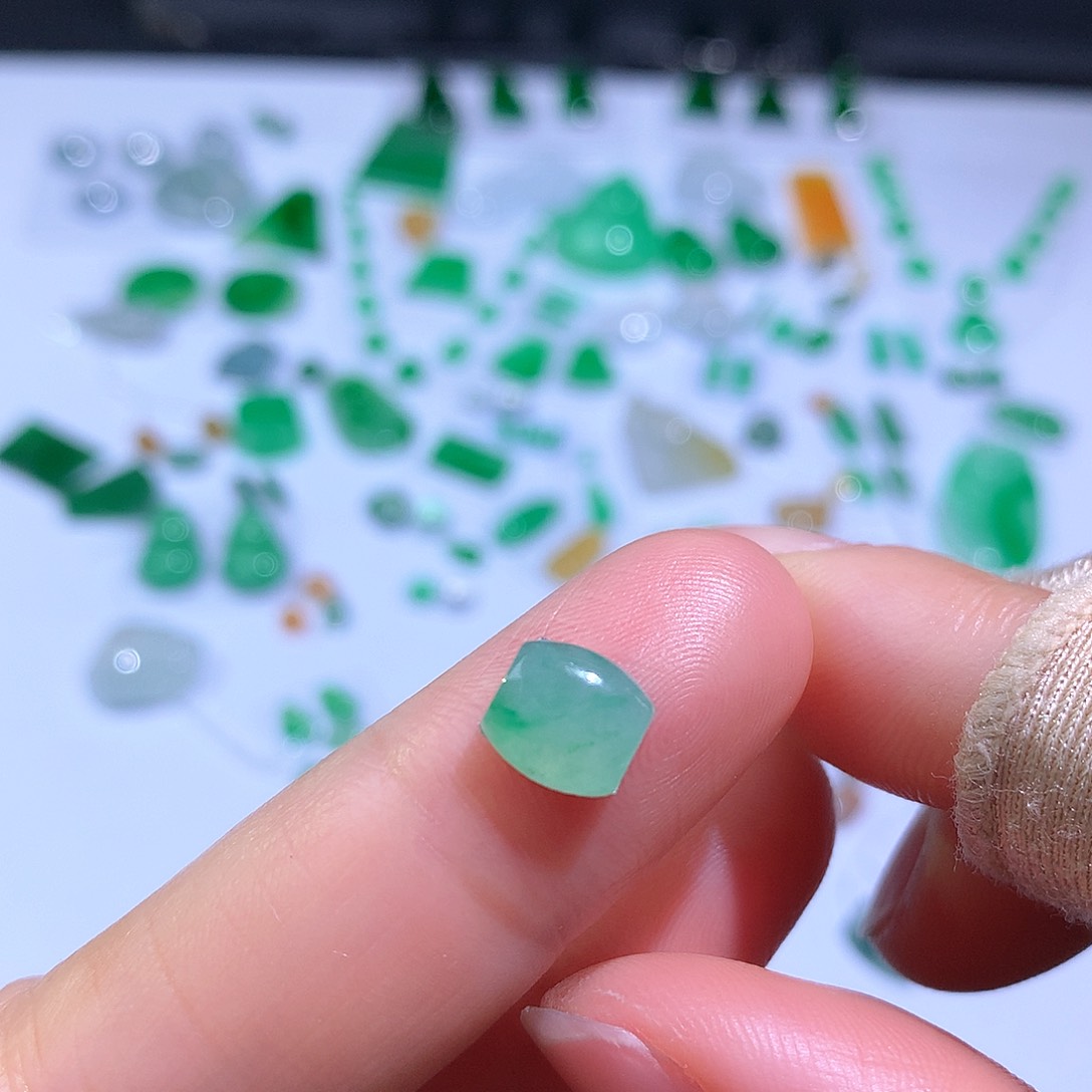 翡翠颈饰未镶嵌枣珠