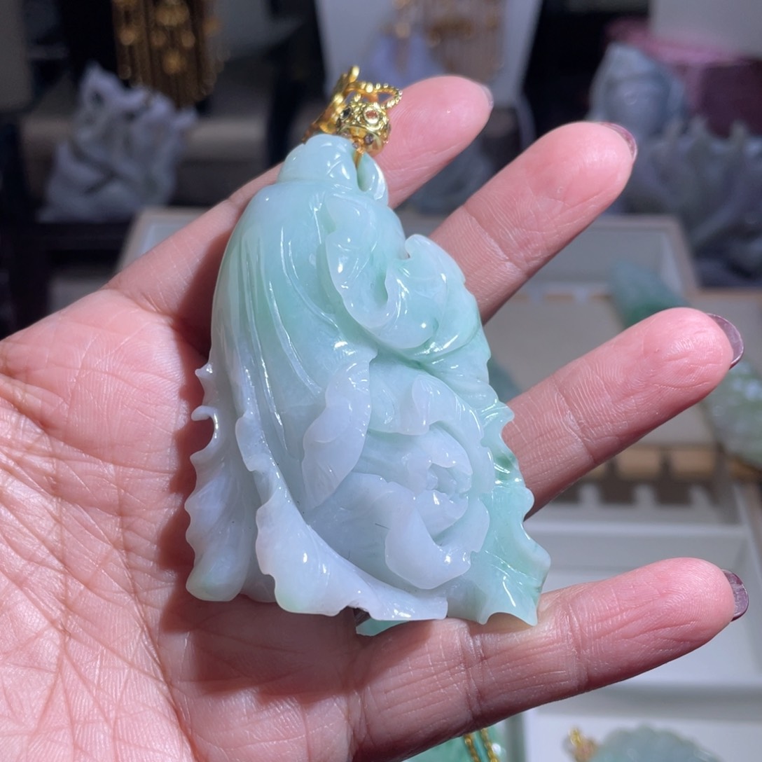 翡翠颈饰未镶嵌翡翠白莱