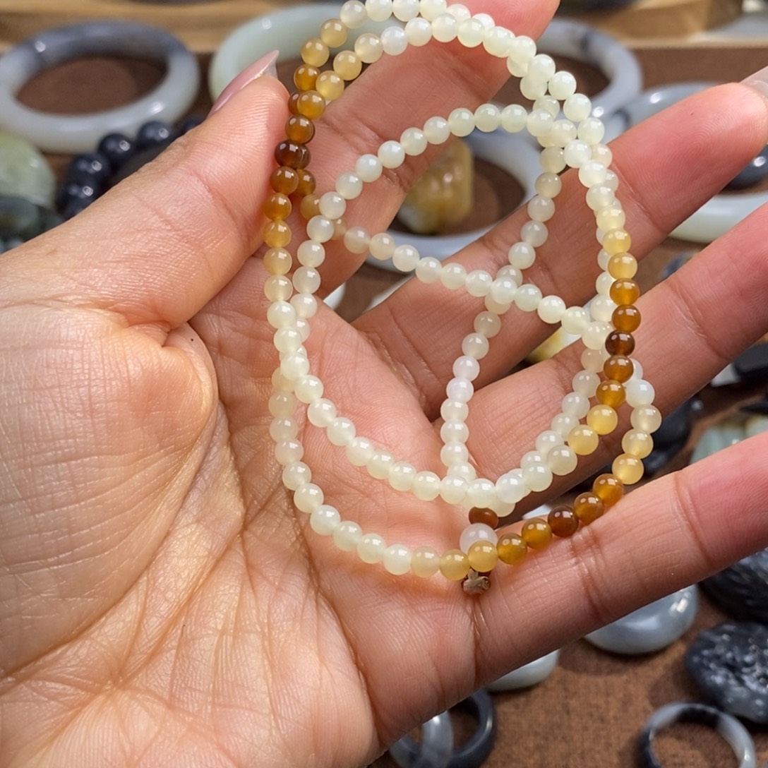 廿***廿和田玉未镶嵌颈饰