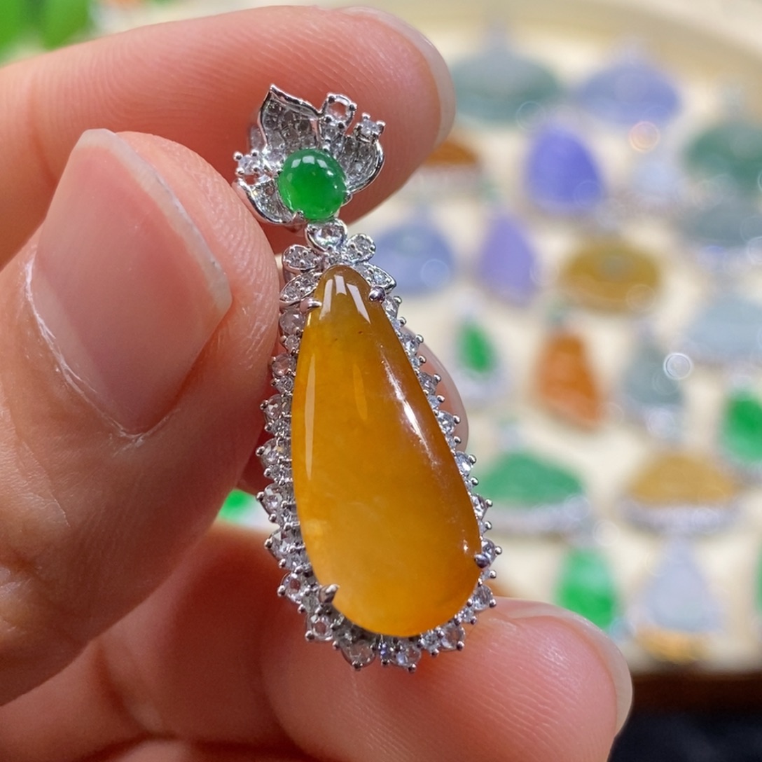 翡翠18K金镶嵌颈饰