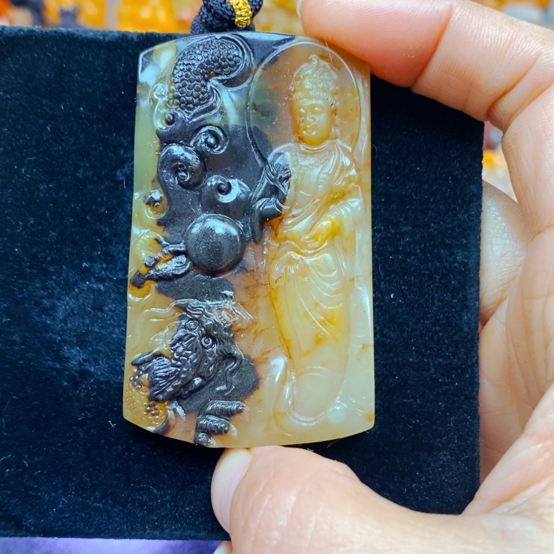 未镶嵌石英质玉（黄龙玉）颈饰