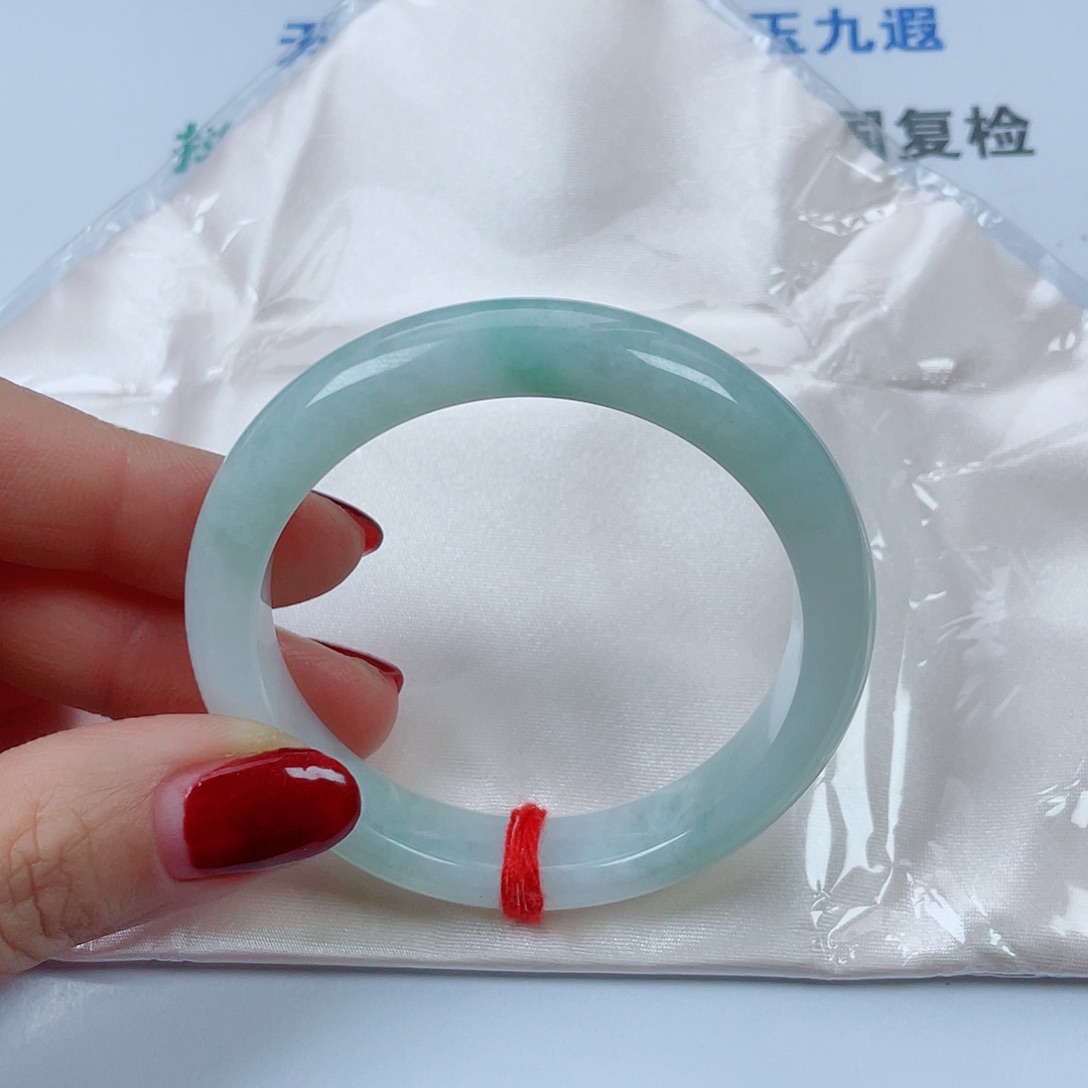 温***女翡翠未镶嵌手镯天然