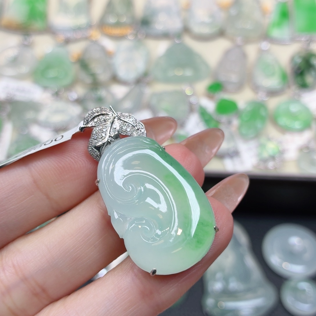 翡翠18K金镶嵌颈饰