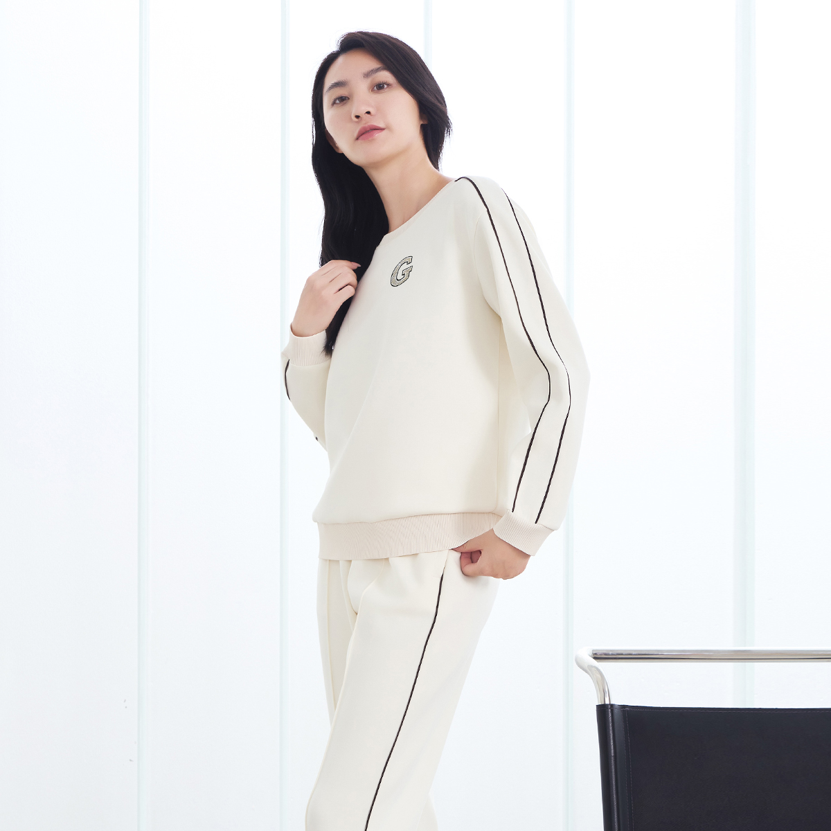 歌蒂诗2025冬季专柜新款简约舒适休闲运动米白色卫衣女 1D36S0279