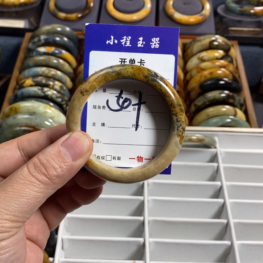 蛇纹石玉手镯未镶嵌