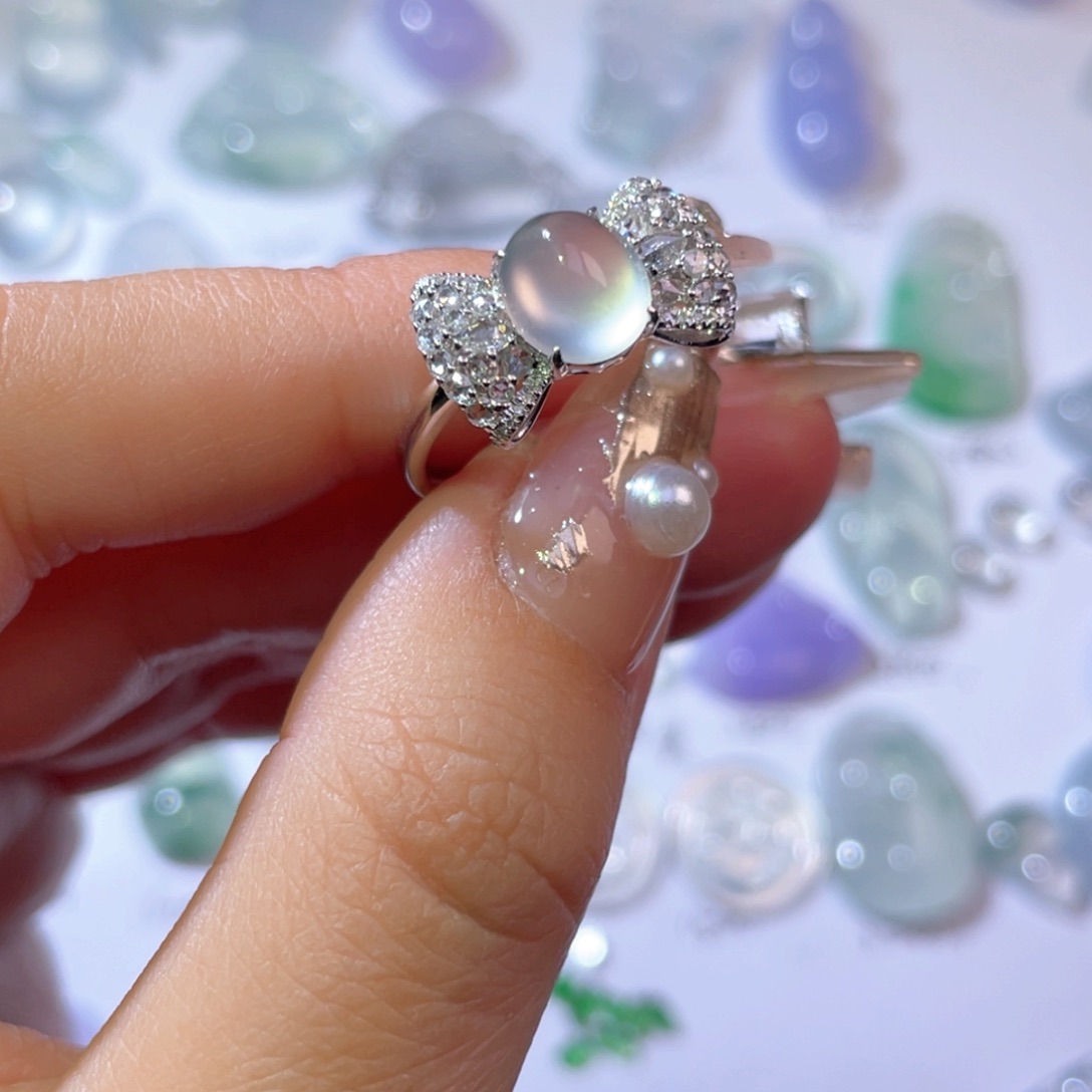 翡翠吊坠(不含链)18K金镶嵌卖****姐裸石