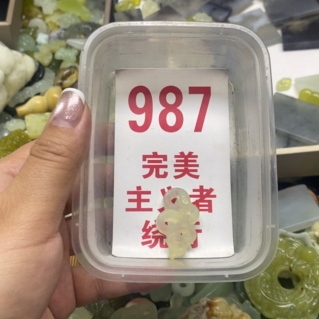 透闪石-蛇纹石玉吊坠未镶嵌