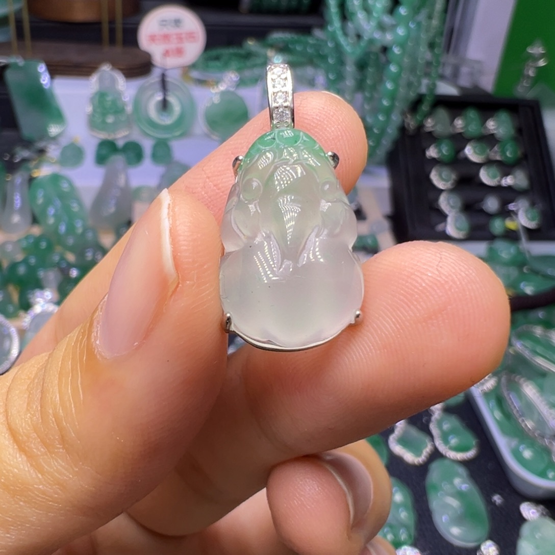 石英质玉（非洲翠）未镶嵌颈饰