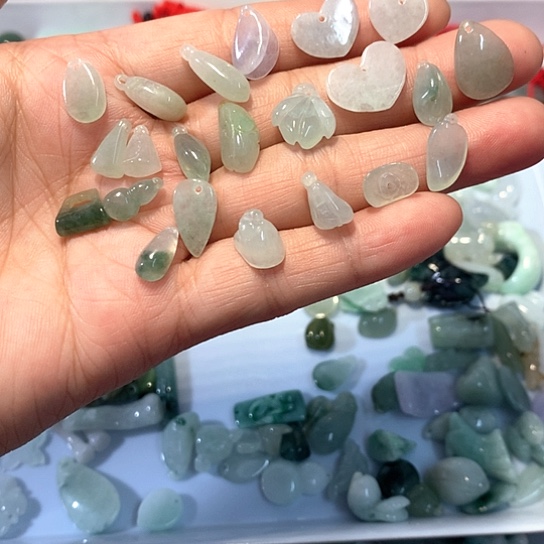 饿***嗯翡翠未镶嵌颈饰吊坠