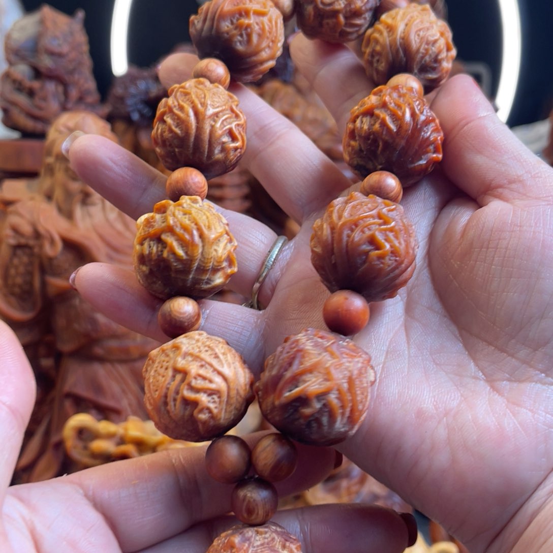 松木（琥珀木）其他瑕白菜手持