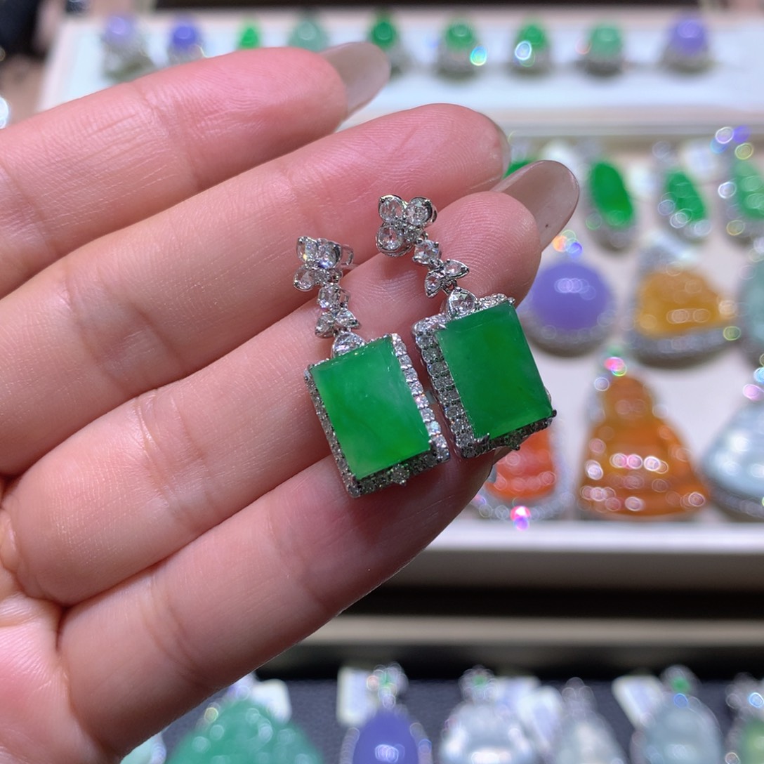 颈饰18K金镶嵌翡翠