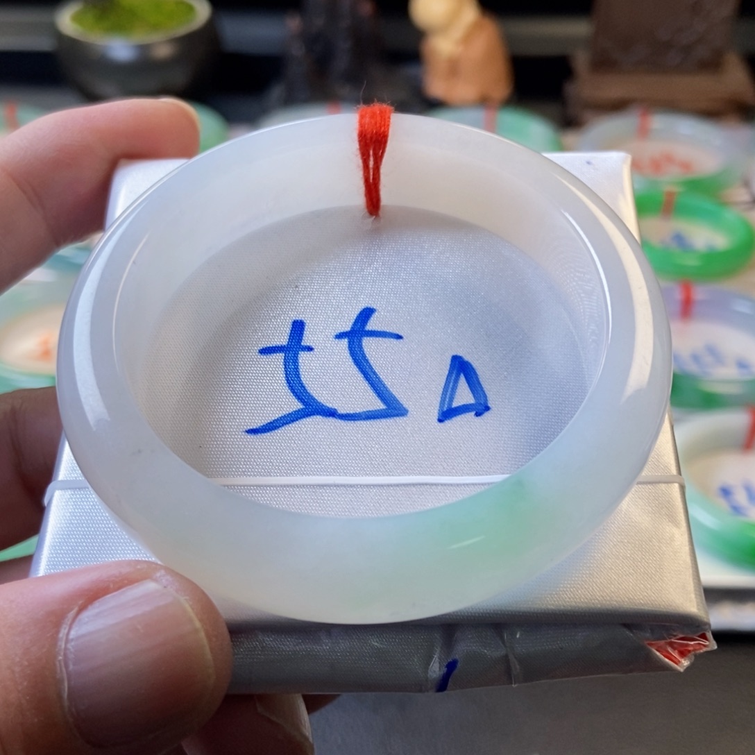 翡翠未镶嵌手镯6、白月光飘绿