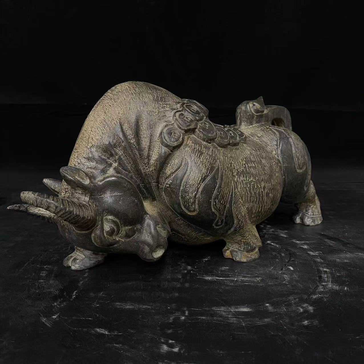 聚鹏阁山西青石新款劲牛摆件长度35厘米左右